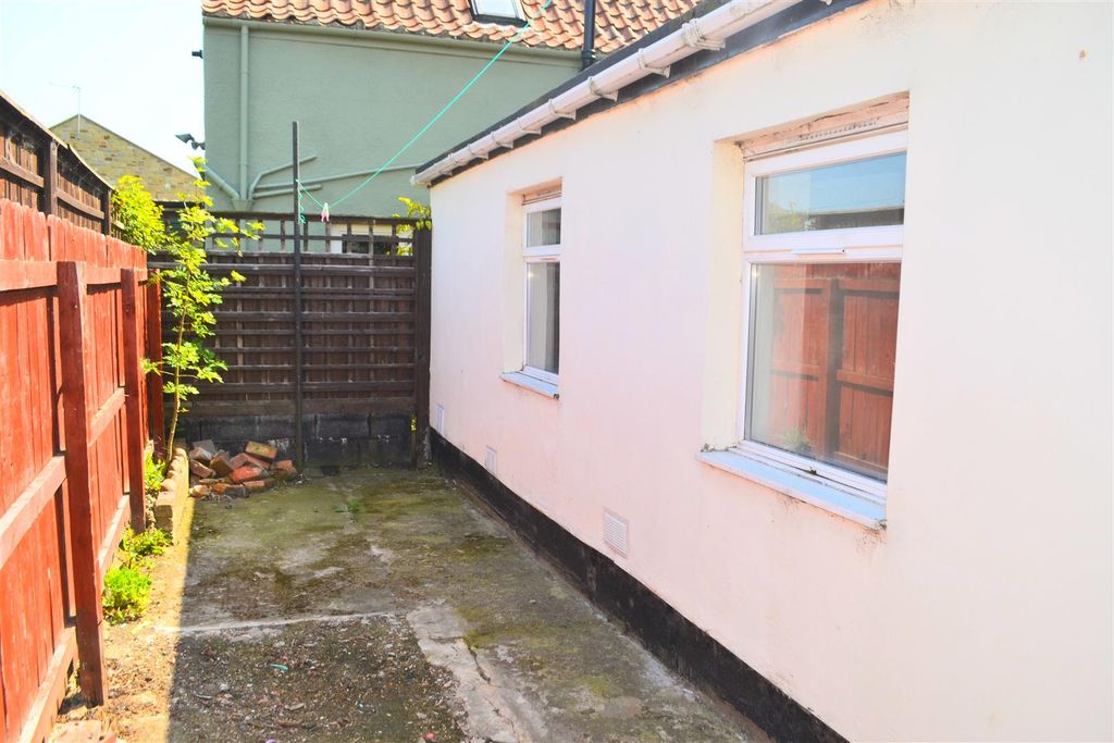 Property photo 3 of 10 20A Front St Wa Yard.Jpg