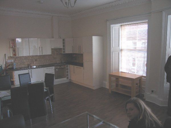 Property photo 3 of 9 Living Room / Kitchen