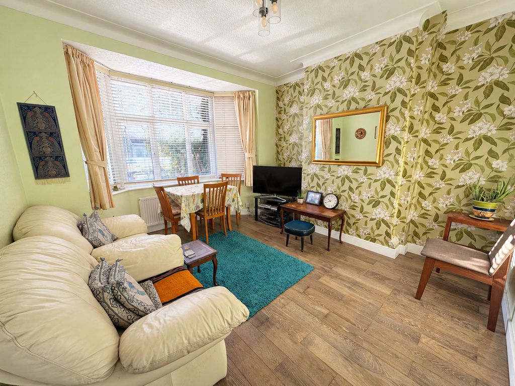 Property photo 3 of 9 Gantshill Crescent Ig2
