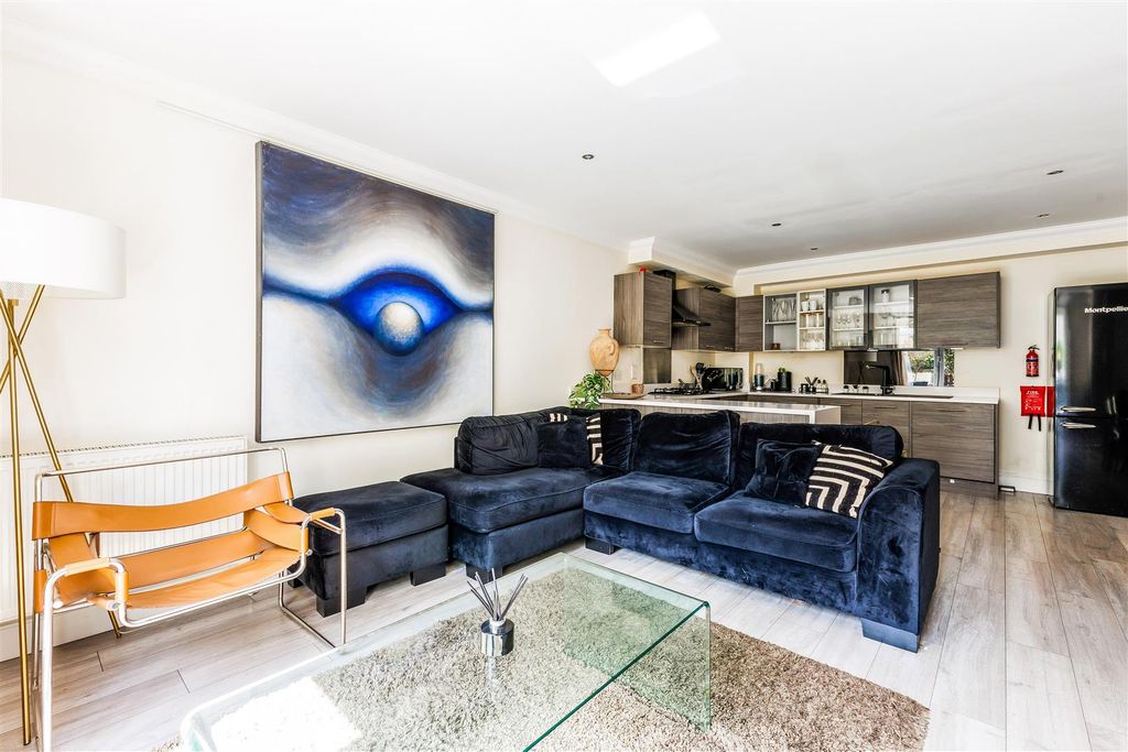 Property photo 2 of 14 95562_4-Pearson-Mews-London (5).Jpg