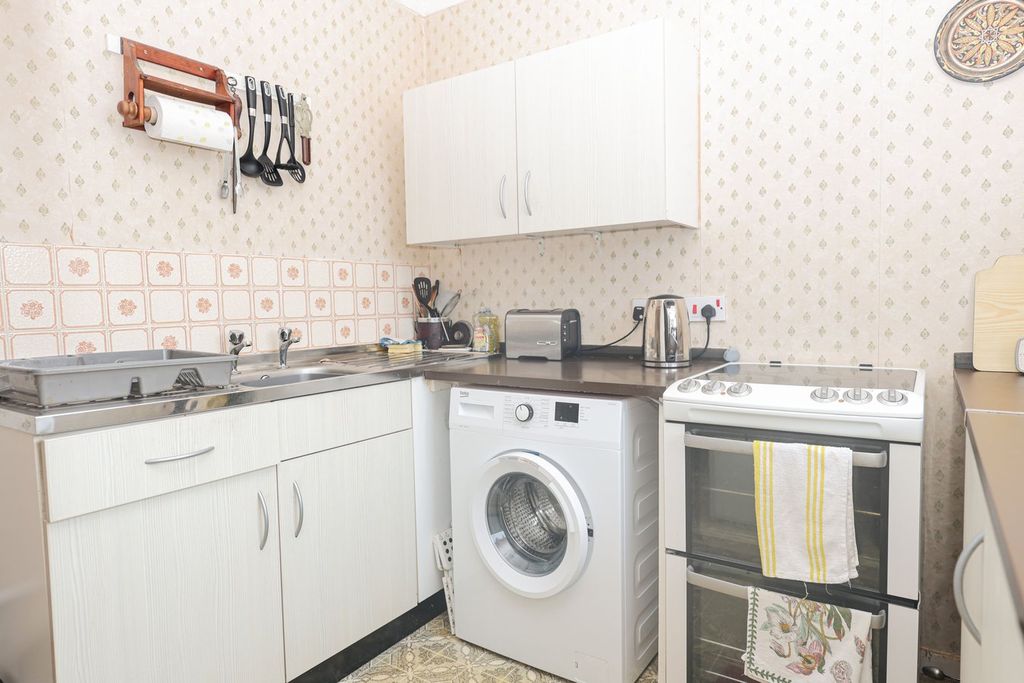 Property photo 3 of 12 Kitchen