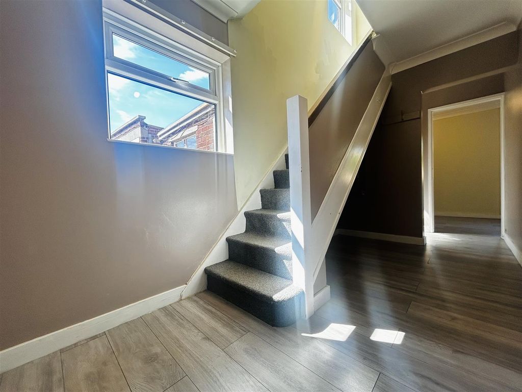 Property photo 2 of 12 Hallway