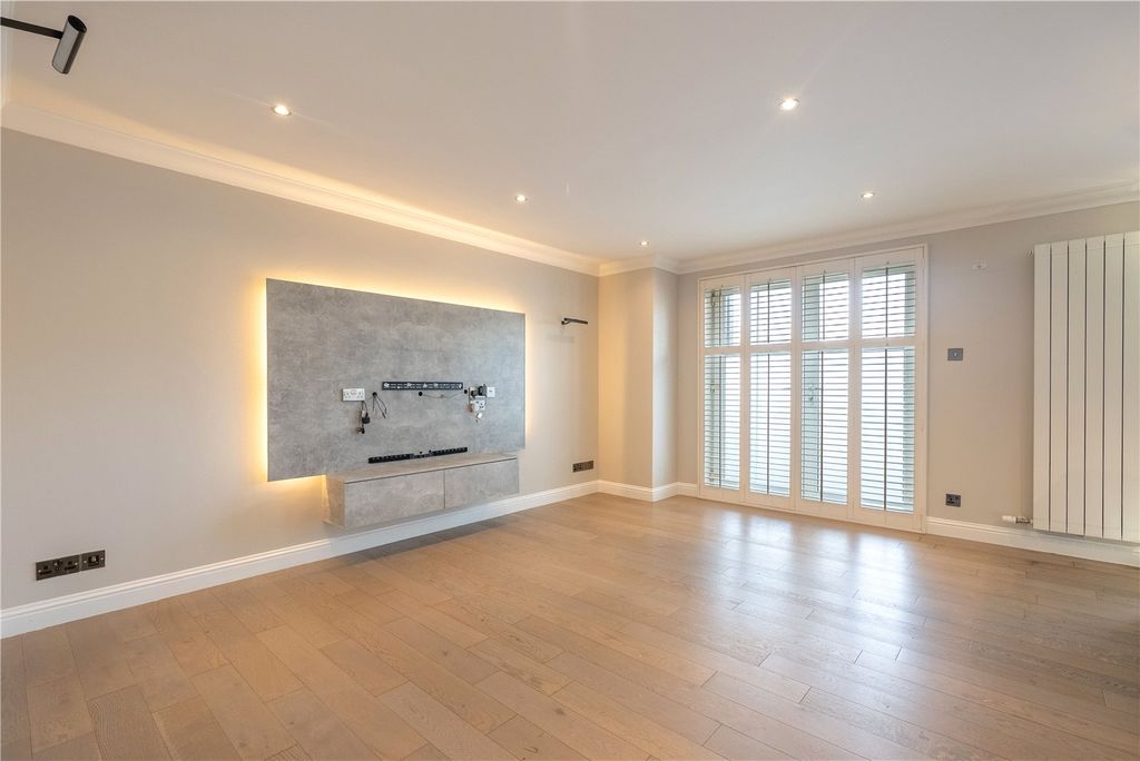 Property photo 2 of 24 Queens Road 2