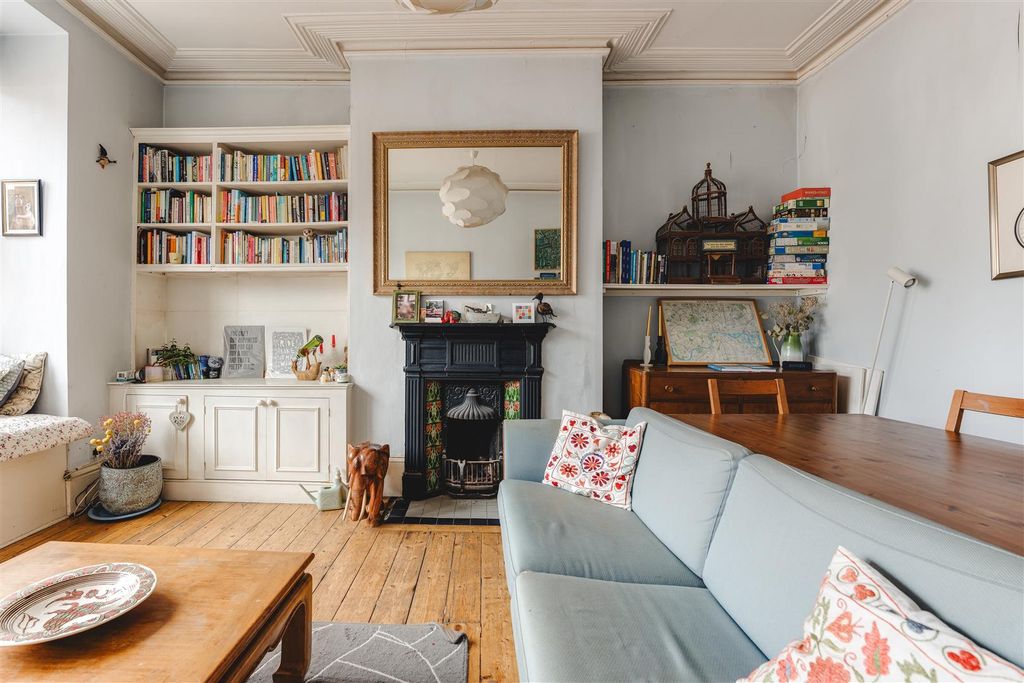 Property photo 2 of 18 Rowhill Mansions-3.Jpg