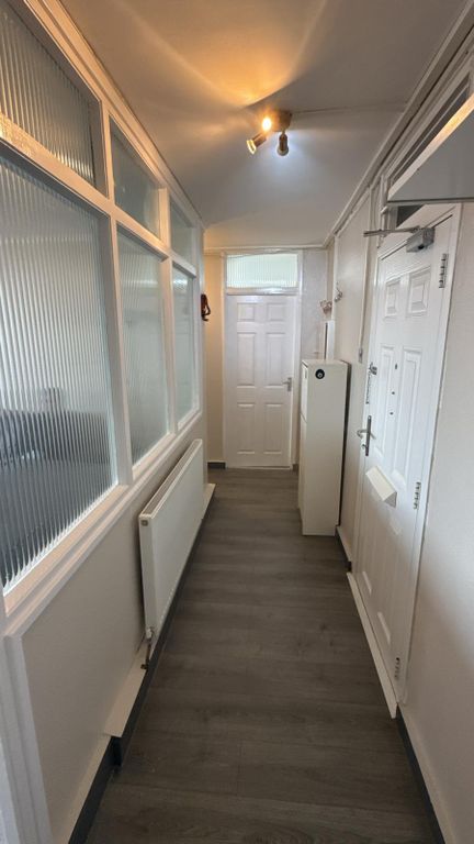Property photo 1 of 9 Stunning 16th Floor Apartment With Private Balcony, Lift Access &amp; Panoramic London Views