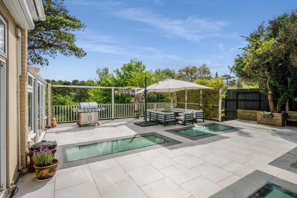 Property photo 3 of 31 Abbots Lane