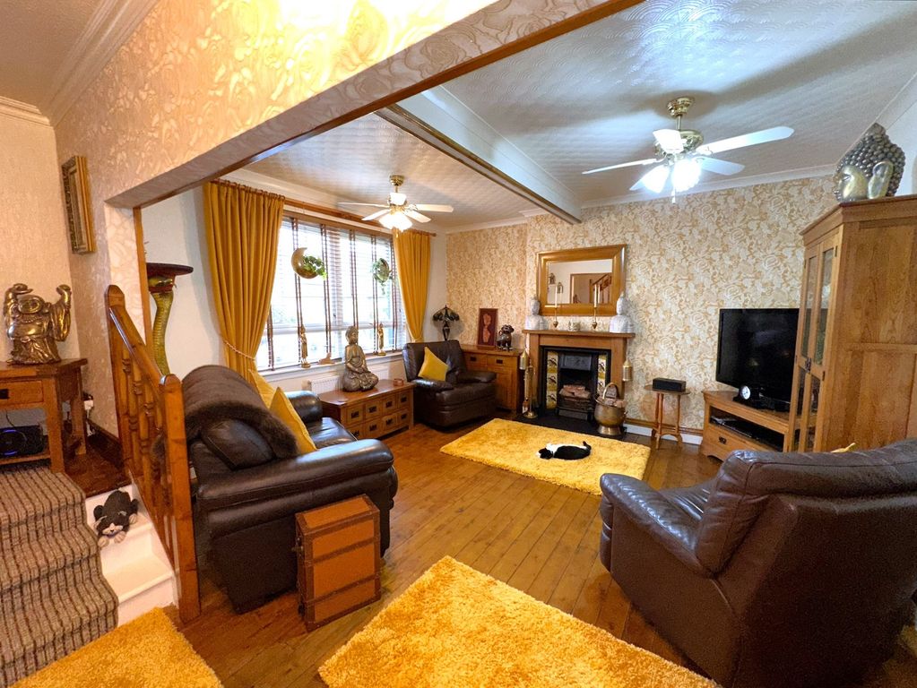 Property photo 3 of 30 Lounge