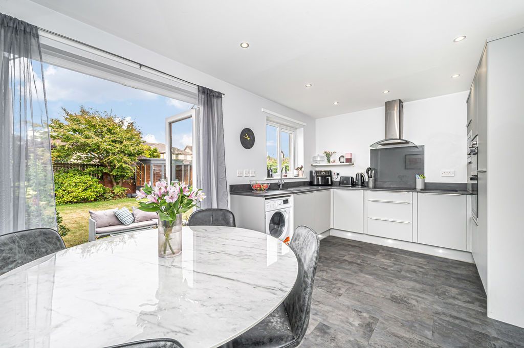Property photo 2 of 21 Dining Kitchen