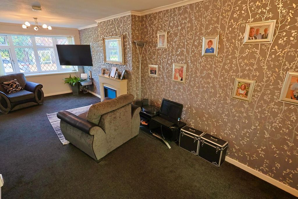 Property photo 3 of 17 Lounge / Diner