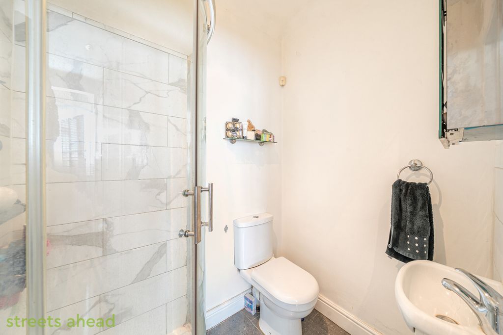 Property photo 2 of 16 047E4Ea6-258c-4Bb...