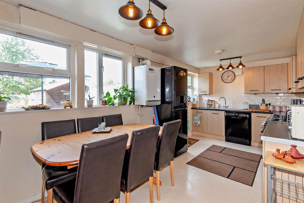 Property photo 3 of 10 8661626-Interior06-800.Jpg