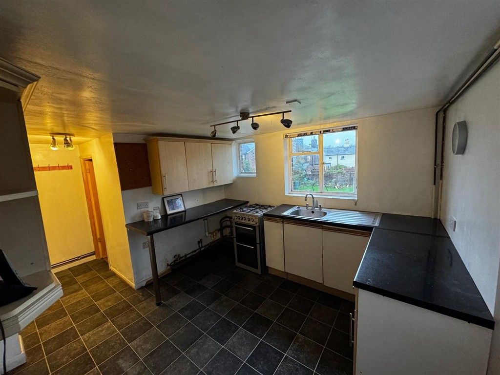 Property photo 3 of 11 Kitchen