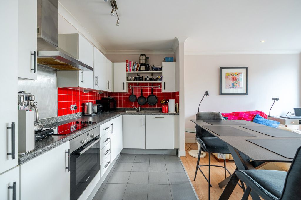 Property photo 3 of 11 1520351-11-6Aa93d...