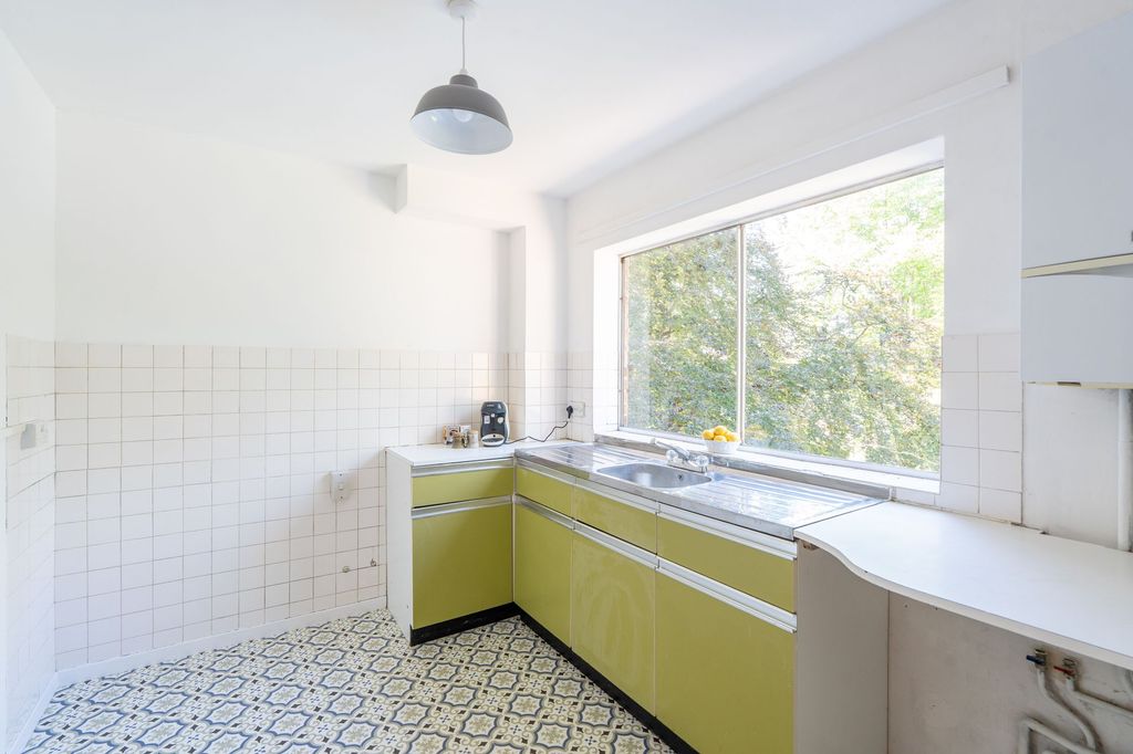 Property photo 3 of 9 Kitchen