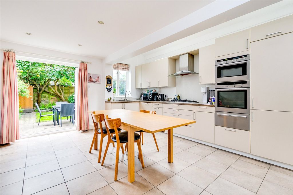 Property photo 3 of 9 Kitchen/Dining