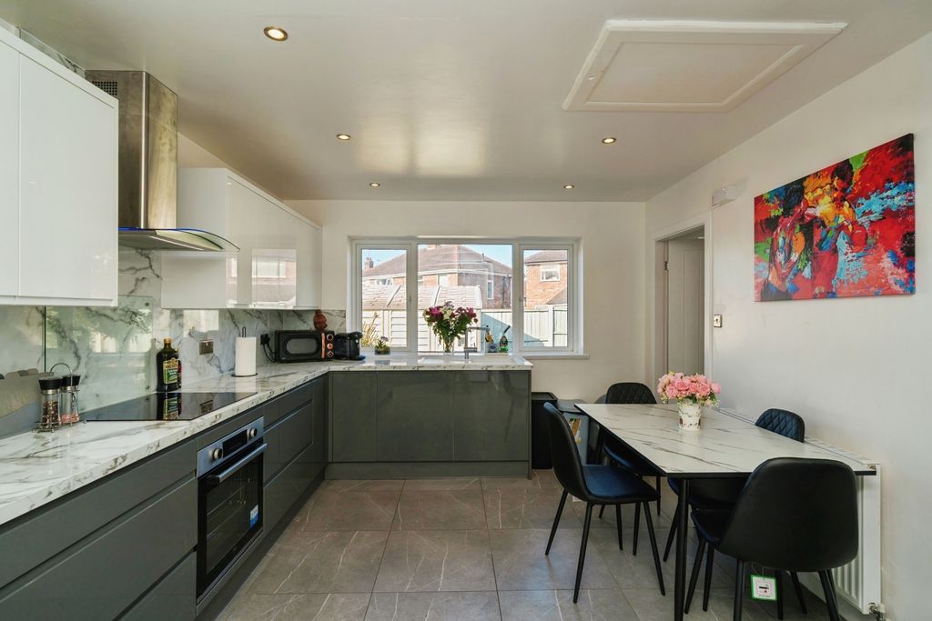 Property photo 2 of 20 Kitchen