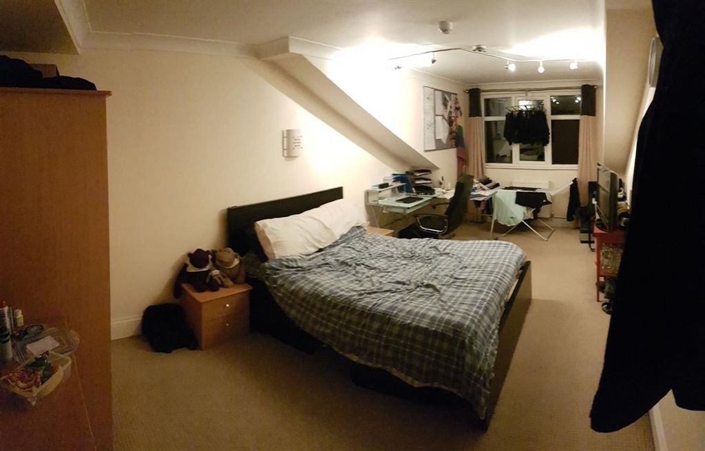 Property photo 3 of 15 A Cozy Master Bedroom Featuring A Double Bed With ...