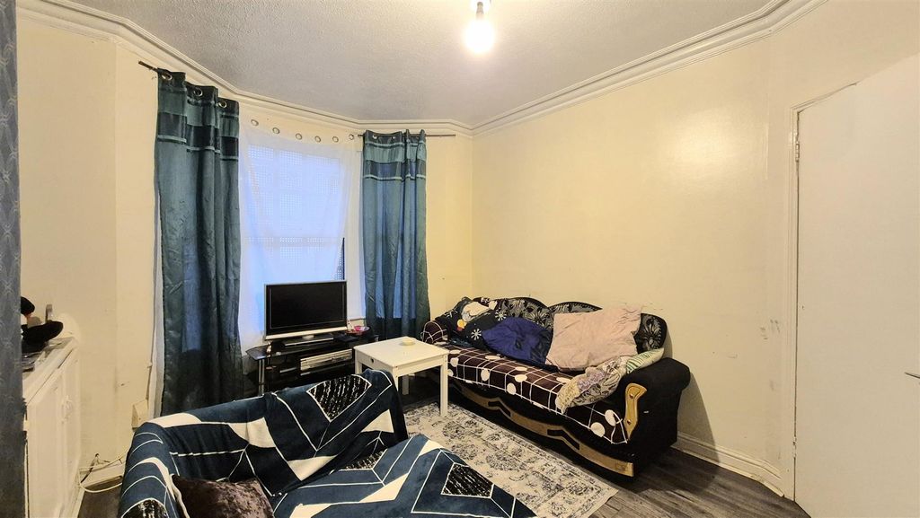 Property photo 2 of 17 Lounge