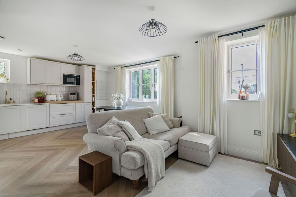 Property photo 1 of 18 Photo 12