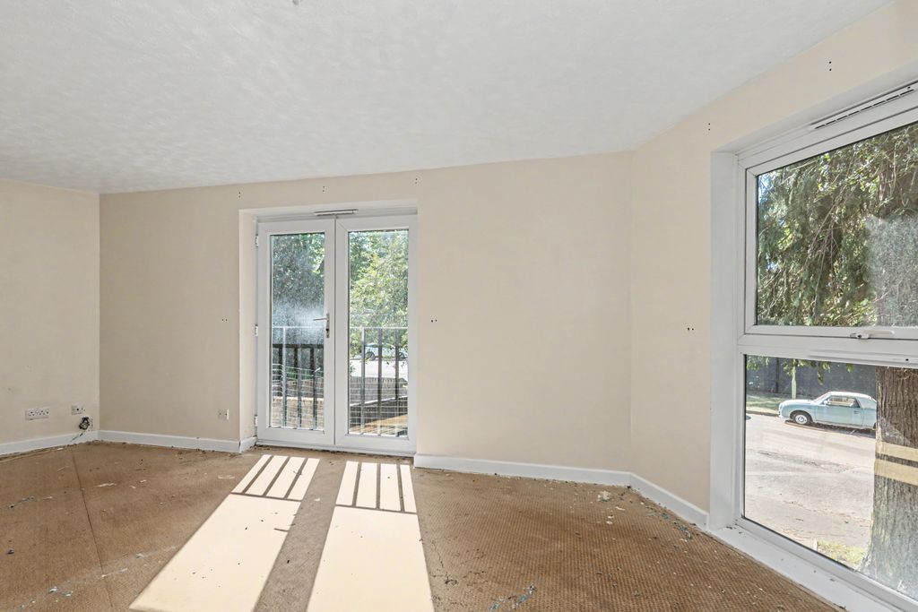 Property photo 3 of 19 8 Quinneys, Cambridge Road West, Farnborough Gu14 6Ra
