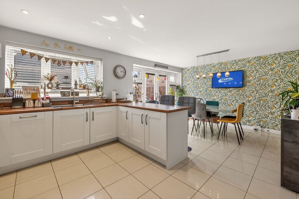 Property photo 3 of 42