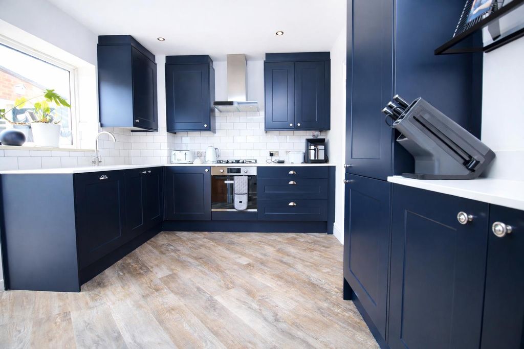 Property photo 2 of 18 Modern Fitted Kitchen