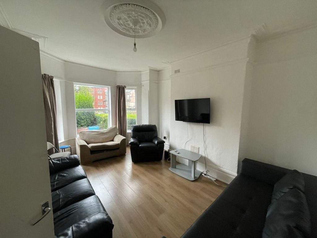 Property photo 1 of 9 A Spacious And Inviting Large Modern Living Room, ...