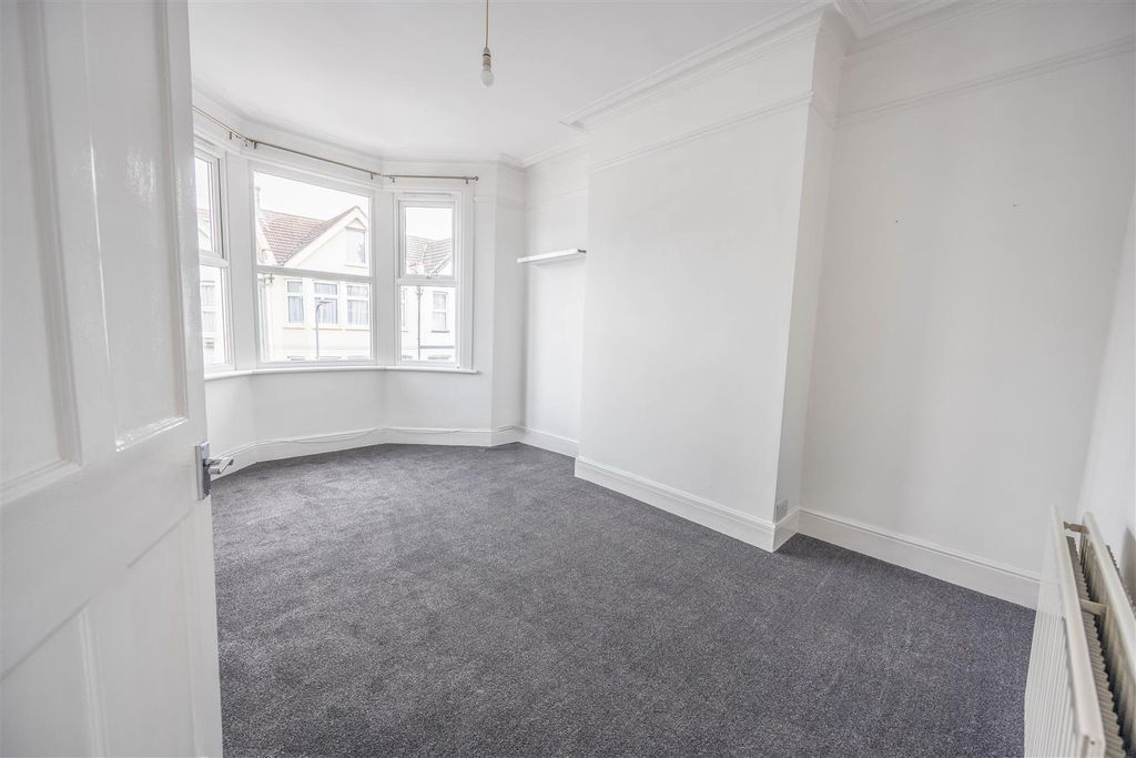 Property photo 3 of 8 Lounge