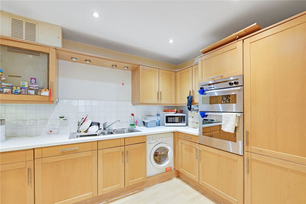 Additional image 6 of 2 bed flat for saleNewholme Court, 89A Oatlands Drive, Weybridge KT13