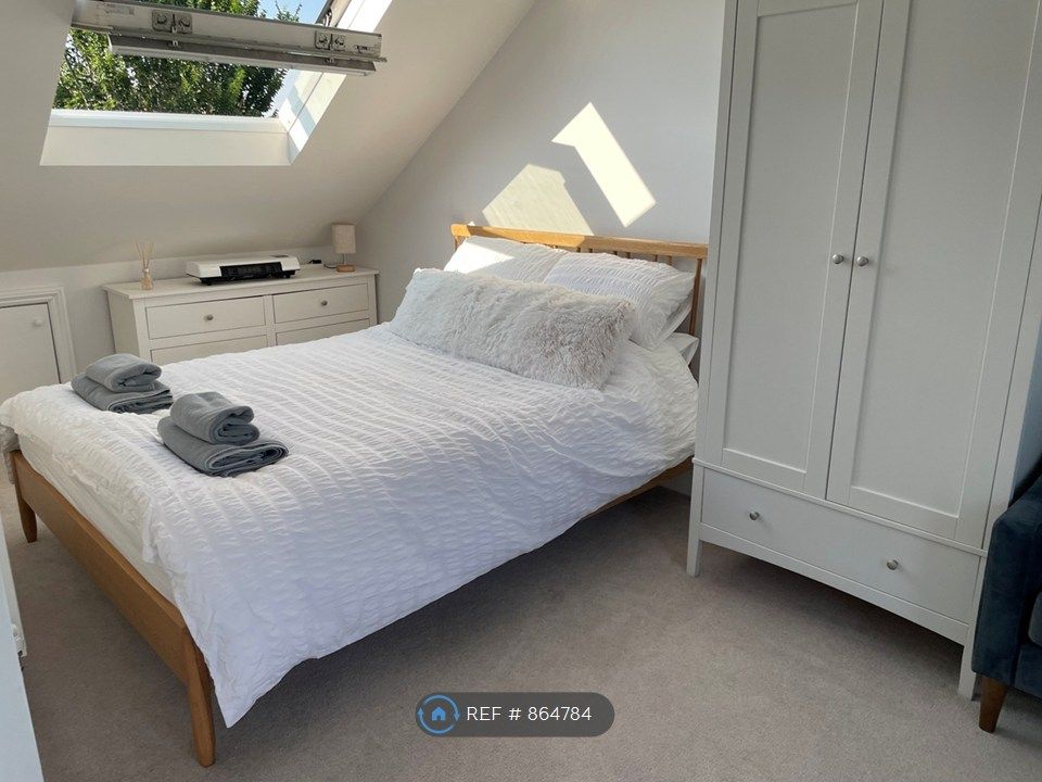 Property photo 3 of 22 Main Bedroom (Kingsize Bed)