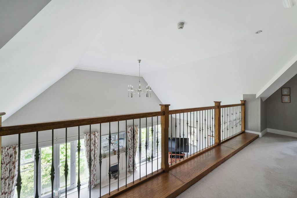 Additional image 14 of 3 bed flat for saleValley Court, Reigate RH2