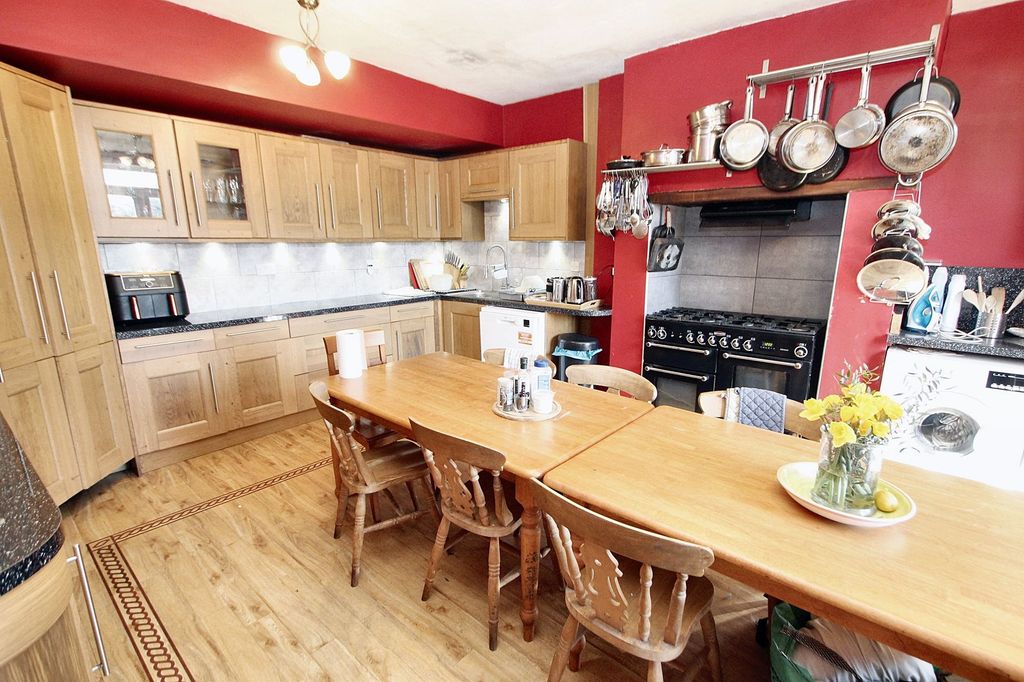 Property photo 2 of 33