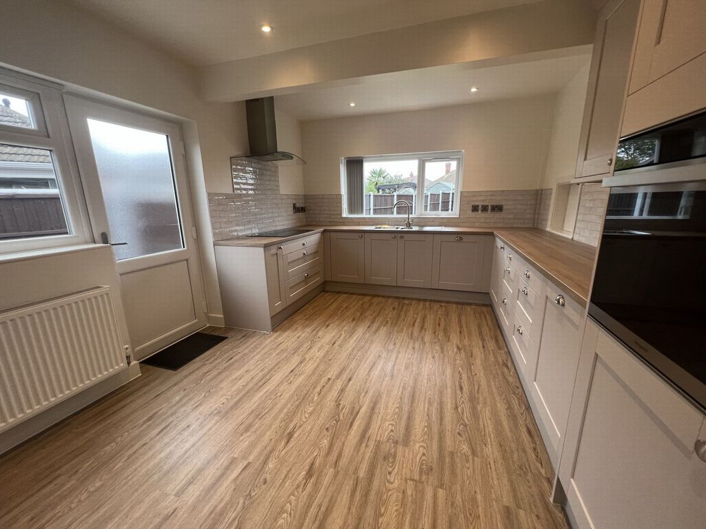 Property photo 2 of 10 Kitchen