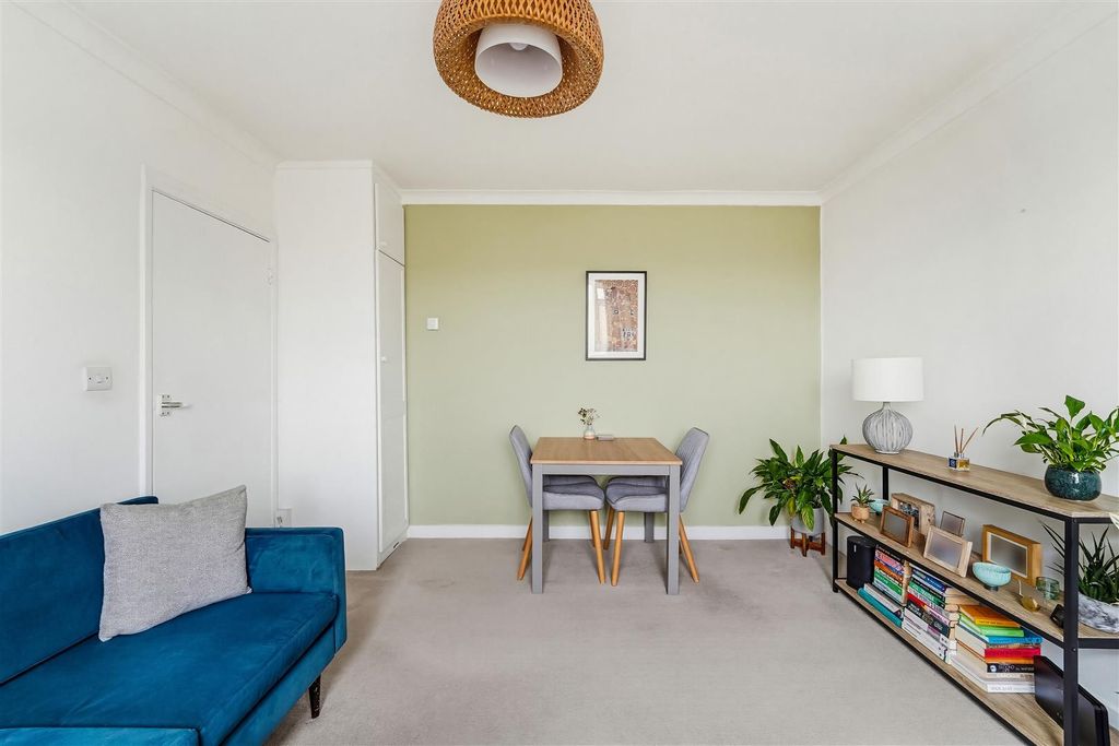 Property photo 3 of 10 Reception