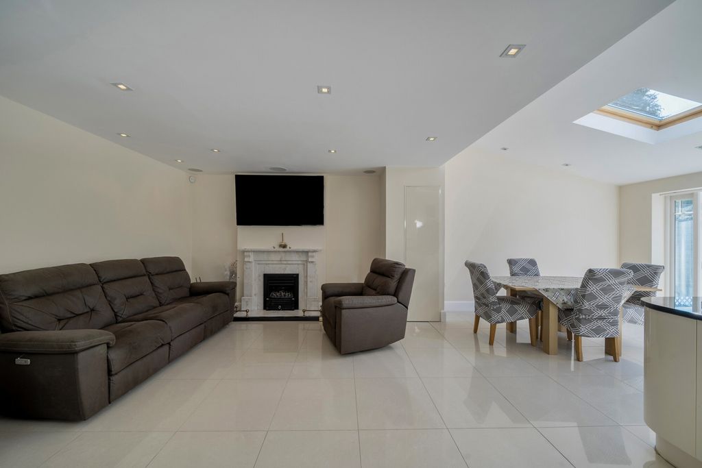 Property photo 3 of 22 1355889-10-68cd9E...