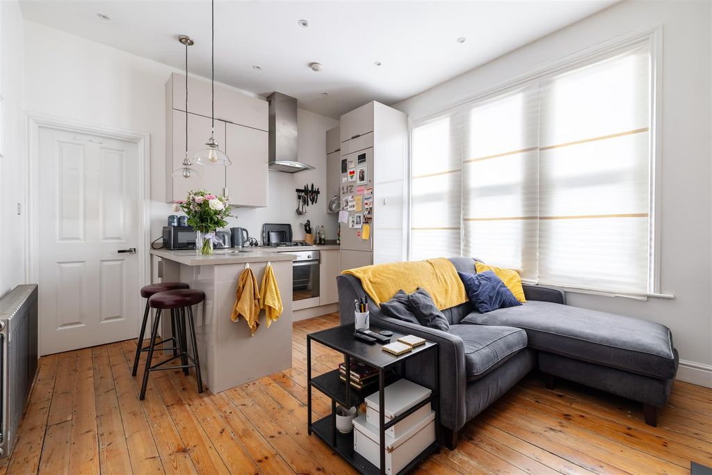 Property photo 1 of 9 Romford E12