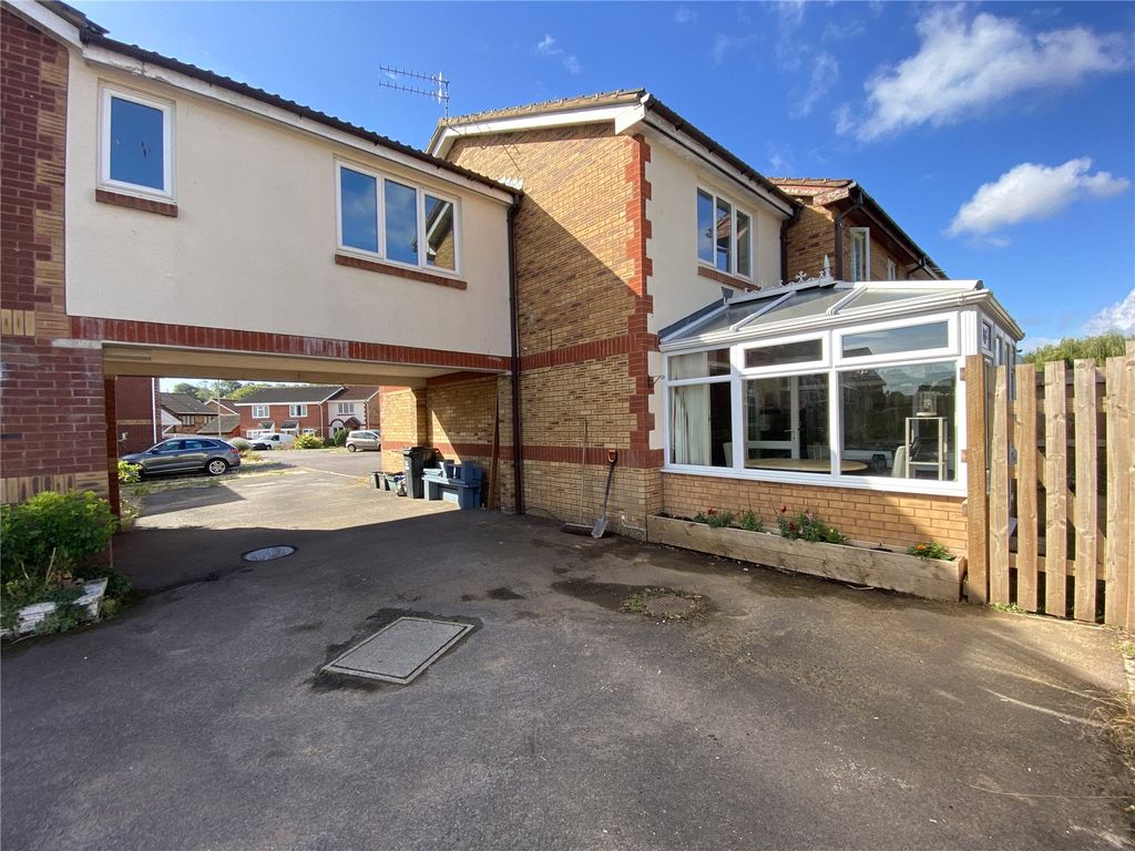 Property photo 1 of 8 14 Mead Close