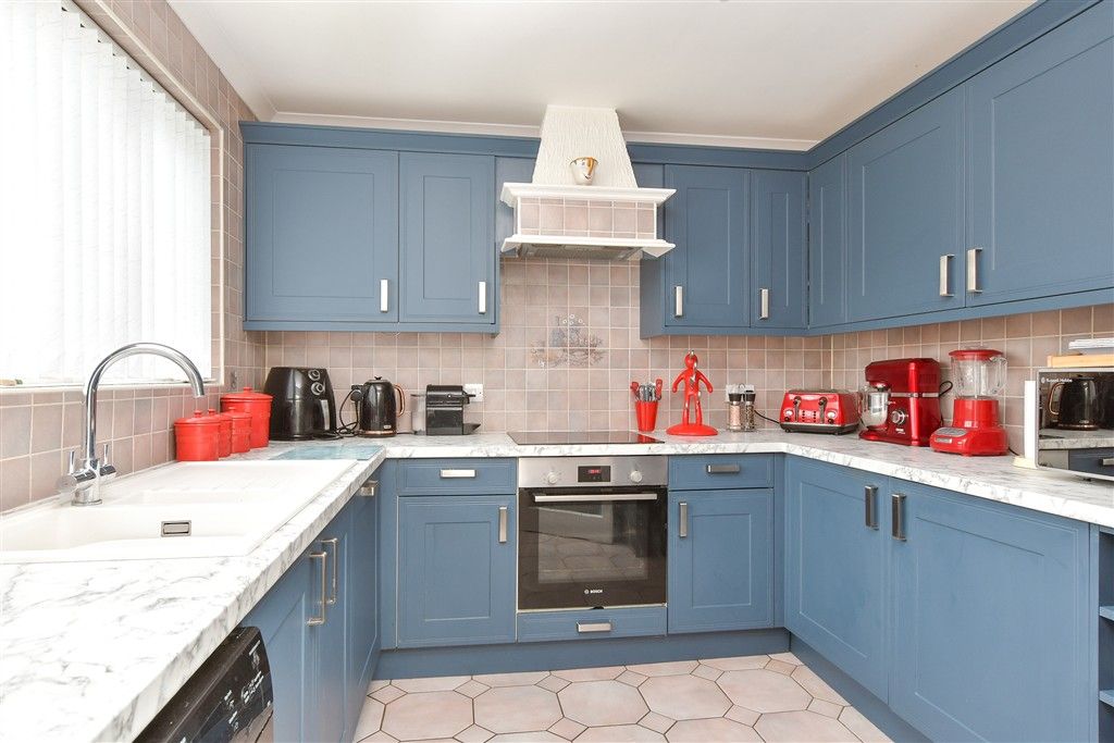 Property photo 3 of 11 Kitchen