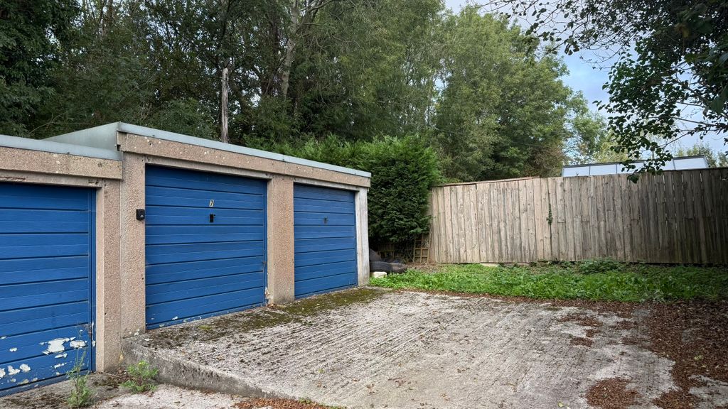 Property photo 3 of 3 Garages Main 2