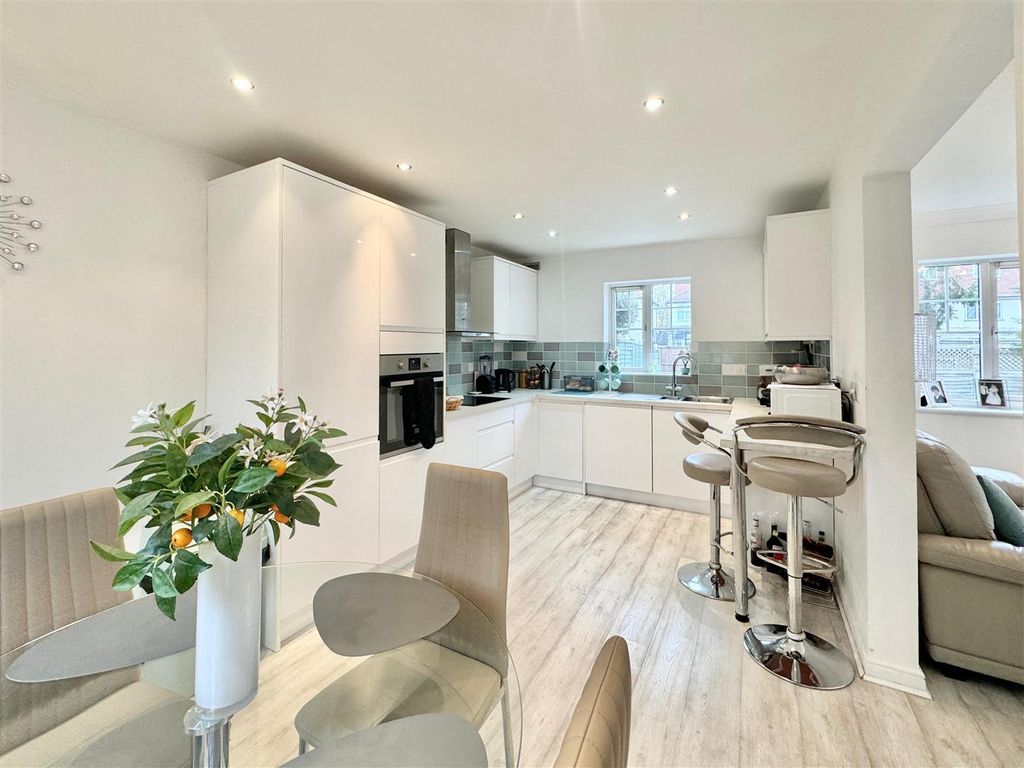 Property photo 2 of 16 Tithe Close 3.Jpg