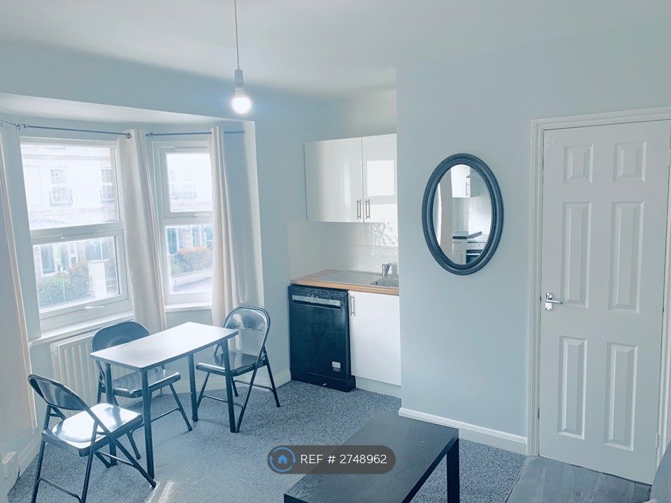 Property photo 2 of 11 Lounge/Kitchen