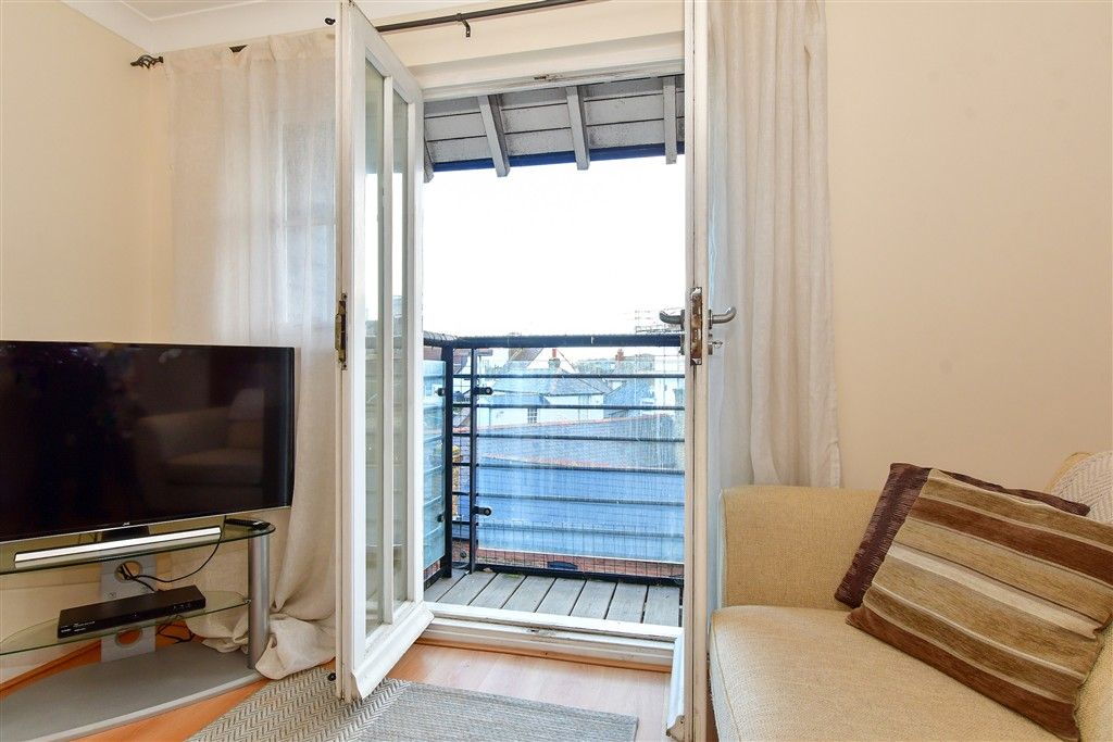 Property photo 1 of 9 Lounge/Diner