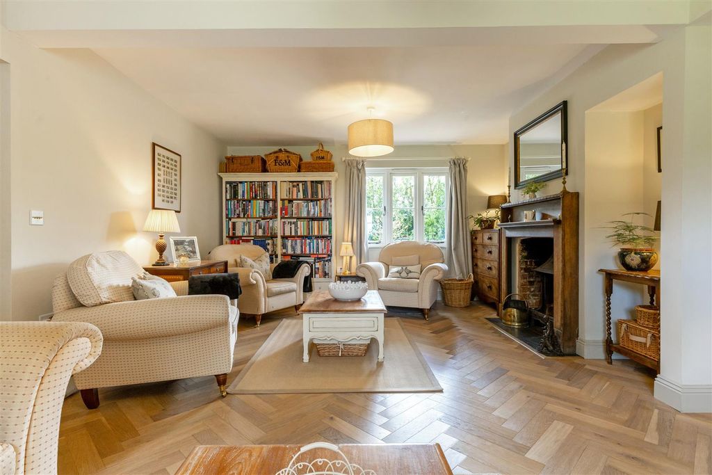 Property photo 2 of 32 Sitting Room