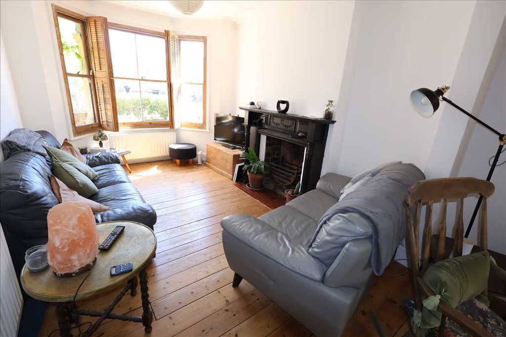 Property photo 3 of 17 Lounge