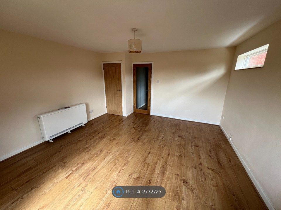 Property photo 3 of 12 Lounge