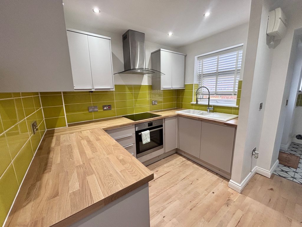 Property photo 3 of 11 Kitchen