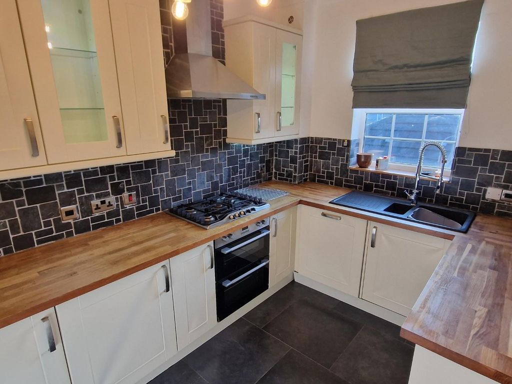 Property photo 2 of 11 Kitchen