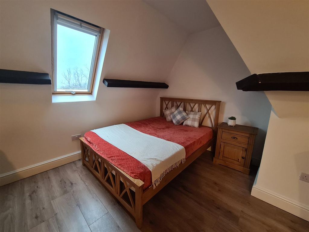 Property photo 3 of 10 Bed.Jpg