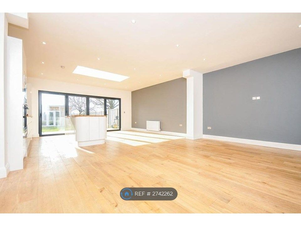 Property photo 2 of 11 Lounge