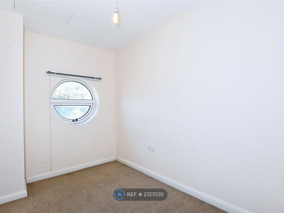 Property photo 3 of 8 Bed 1